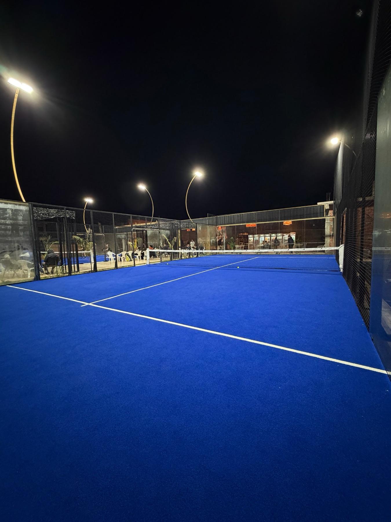 Cancha de pádel de Haru y Naru iluminada de noche